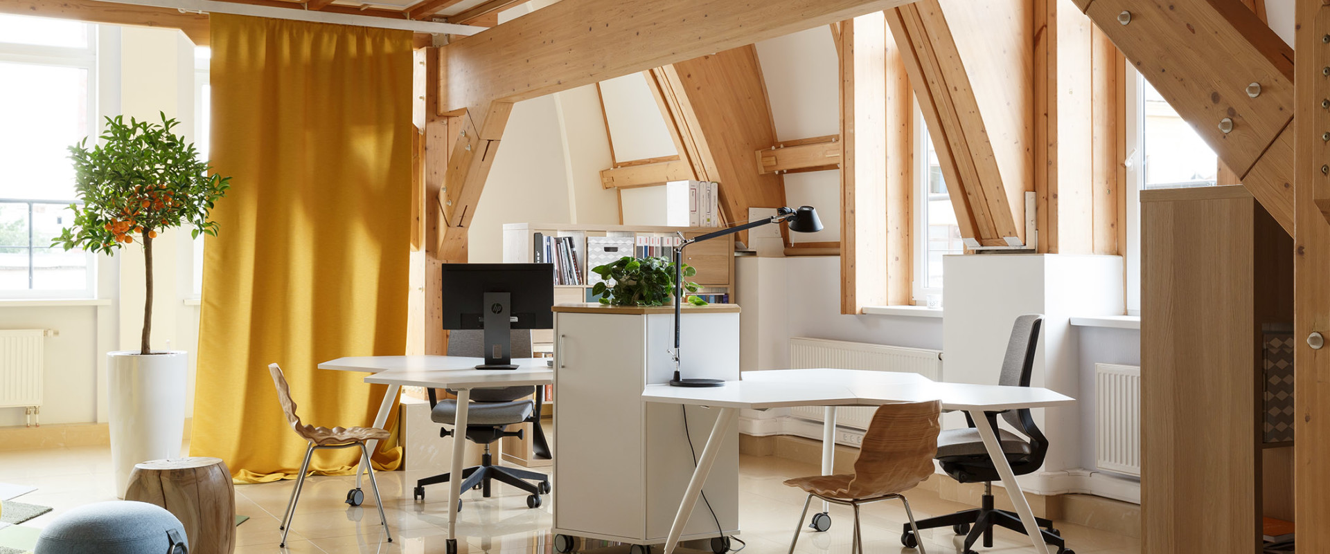 Студия DESIGNIC: интерьер офиса в скандинавском стиле 
