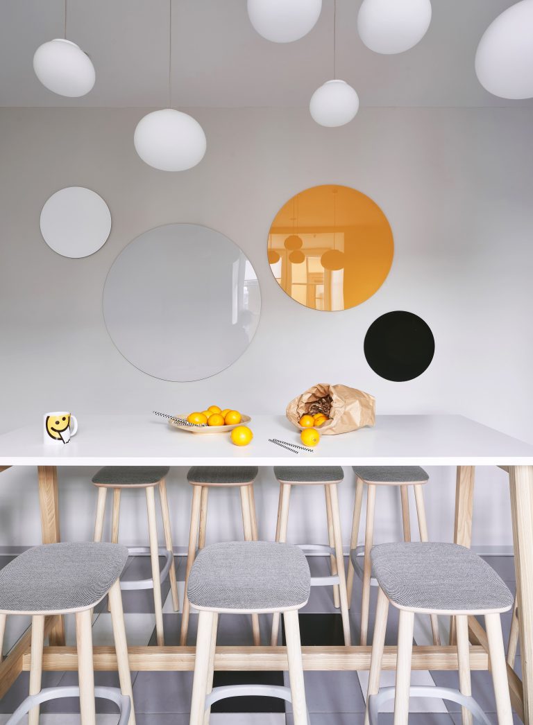 Интерьер офиса в современном стиле для билетного оператора Kassir.ru - фото №13