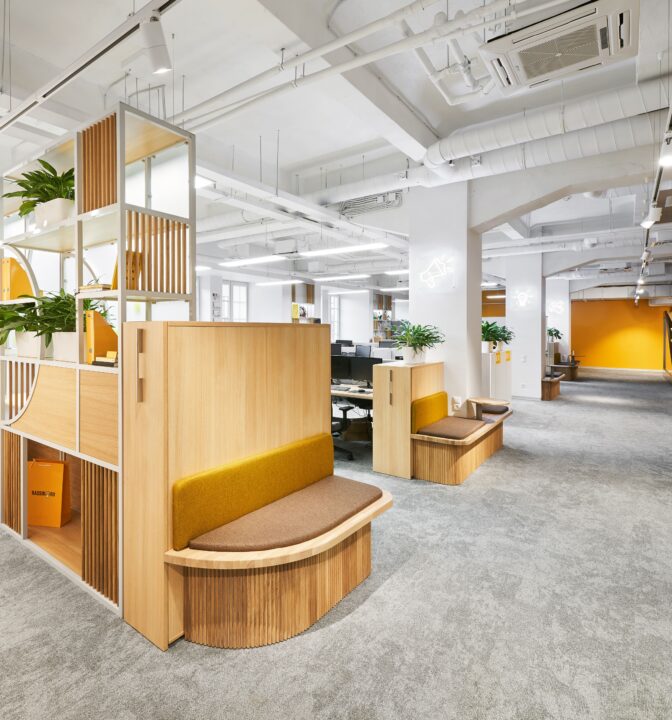 Интерьер офиса в современном стиле для билетного оператора Kassir.ru - фото №1