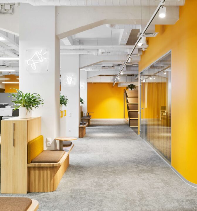 Интерьер офиса в современном стиле для билетного оператора Kassir.ru - фото №2