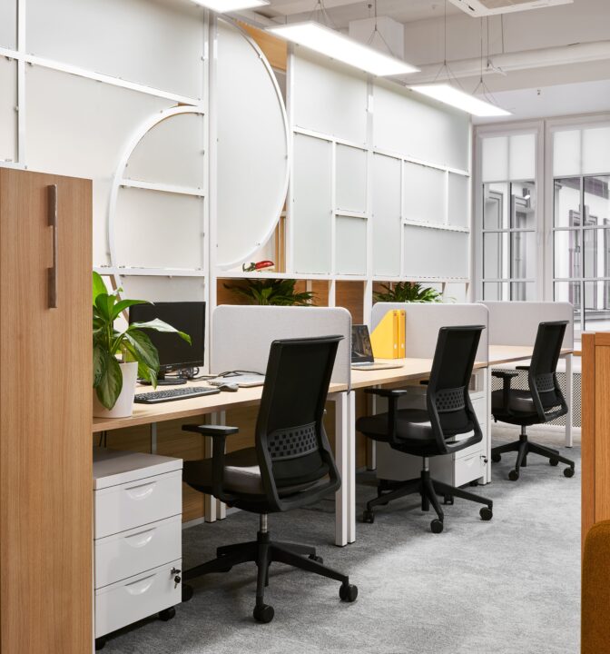 Интерьер офиса в современном стиле для билетного оператора Kassir.ru - фото №15