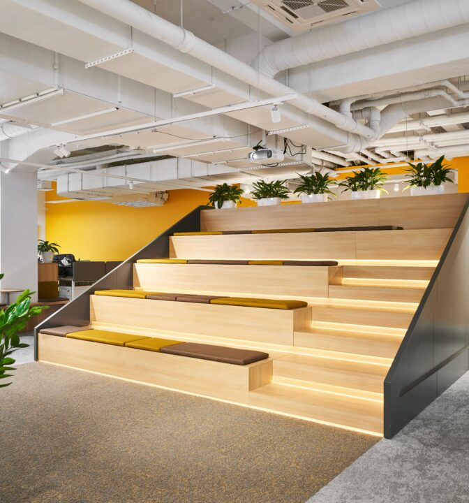 Интерьер офиса в современном стиле для билетного оператора Kassir.ru - фото №10