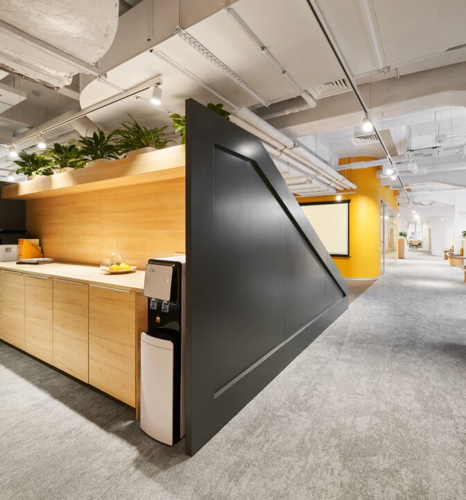 Интерьер офиса в современном стиле для билетного оператора Kassir.ru - фото №11