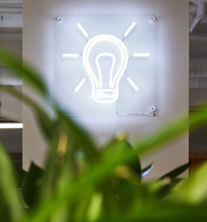 Интерьер офиса в современном стиле для билетного оператора Kassir.ru - фото №5