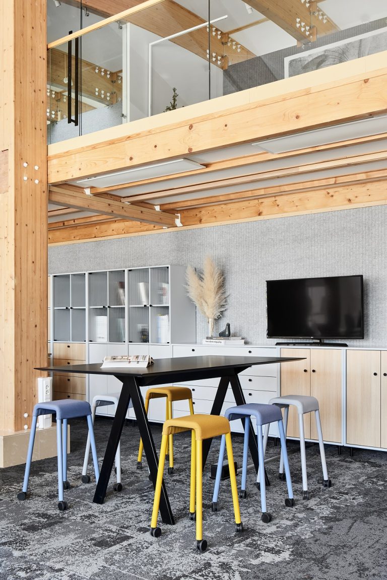 Интерьер современного офиса студии DESIGNIC - фото №1