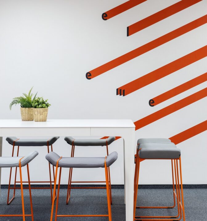 Офис в светлых тонах для компании Element Group Oy - фото №7