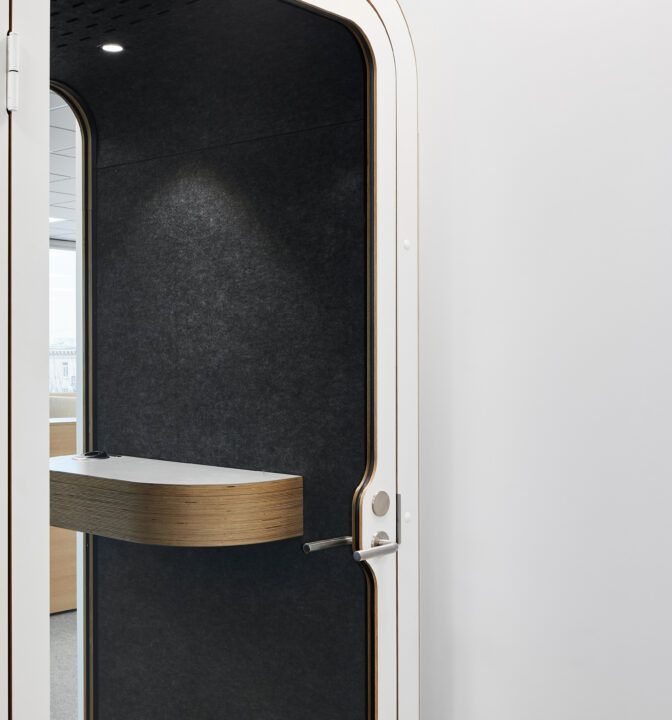 Офис в светлых тонах для компании Element Group Oy - фото №13