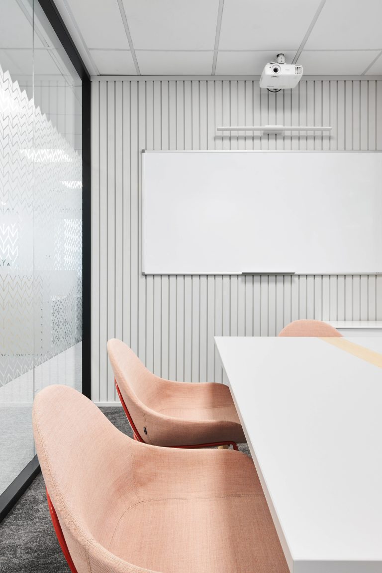 Офис в светлых тонах для компании Element Group Oy - фото №5