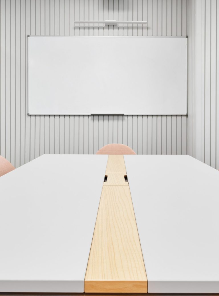 Офис в светлых тонах для компании Element Group Oy - фото №4