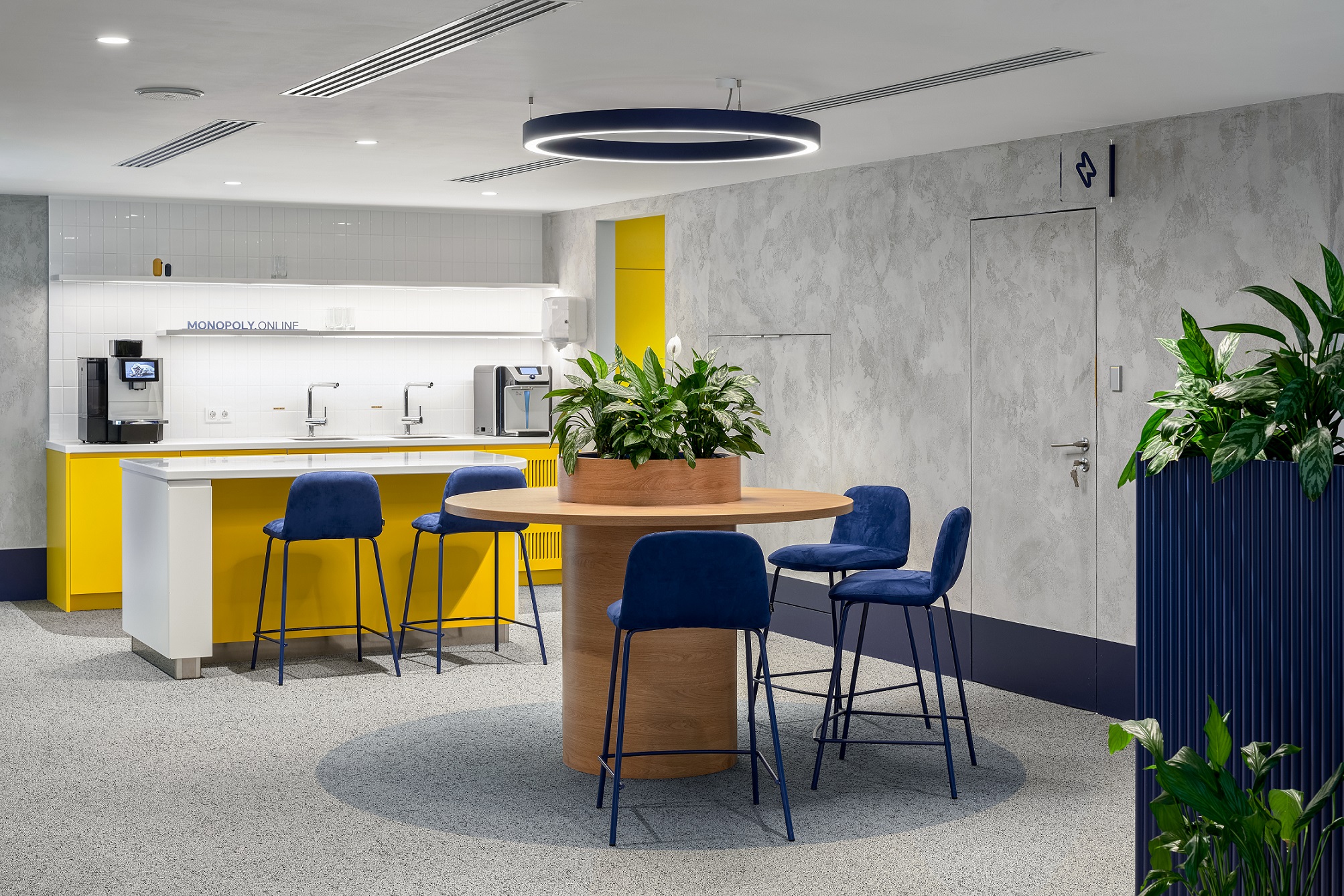 Так как в офисе работает много людей, мы подобрали разные варианты посадки: диванчики с высокой спинкой, кресла и ниши с мягкой обивкой, барные стулья Так как в офисе работает много людей, мы подобрали разные варианты посадки: диванчики с высокой спинкой, кресла и ниши с мягкой обивкой, барные стулья