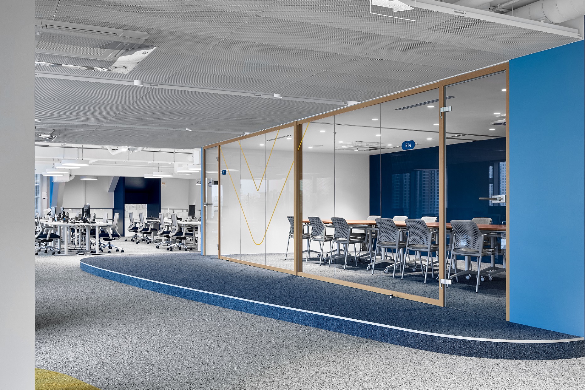 Чтобы не захламлять пространство, подобрали штабелируемую мебель Чтобы не захламлять пространство, подобрали штабелируемую мебель