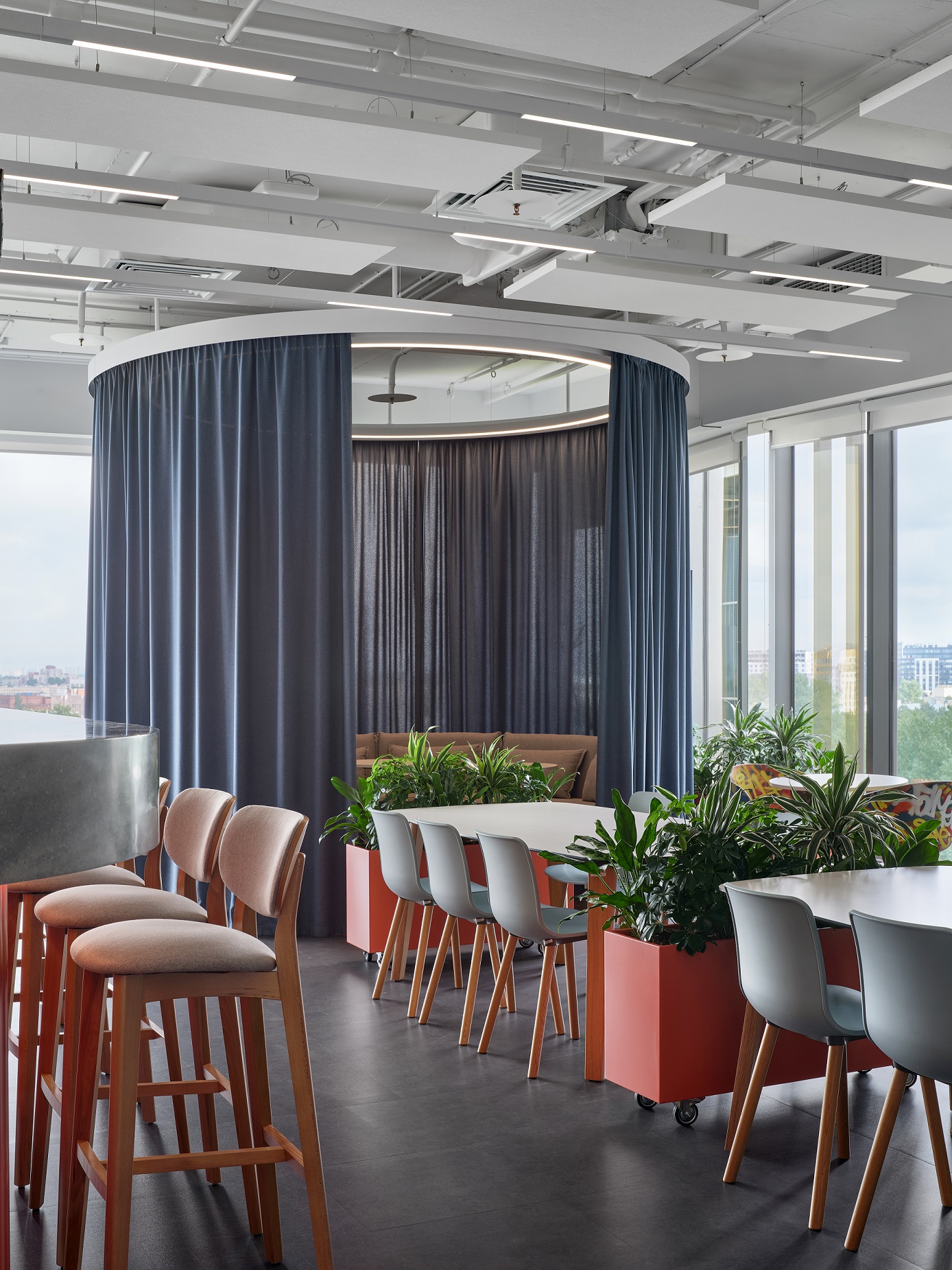 Если в интерьере хочется по минимуму использовать персиковый цвет, можно использовать его в декоре