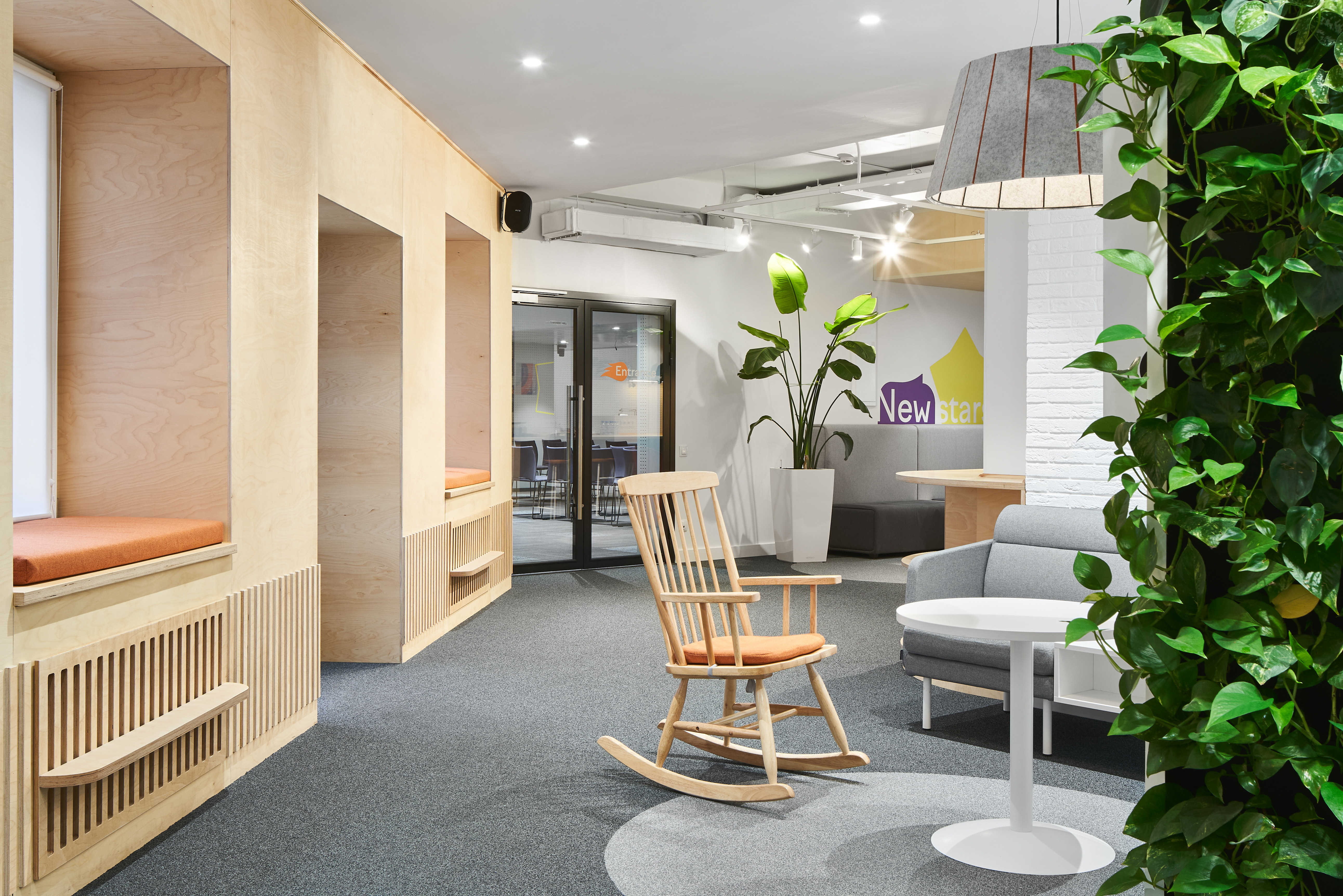 Текстиль — один из безопасных вариантов внедрения акцентов в интерьер: его очень легко заменить на то, что больше нравится