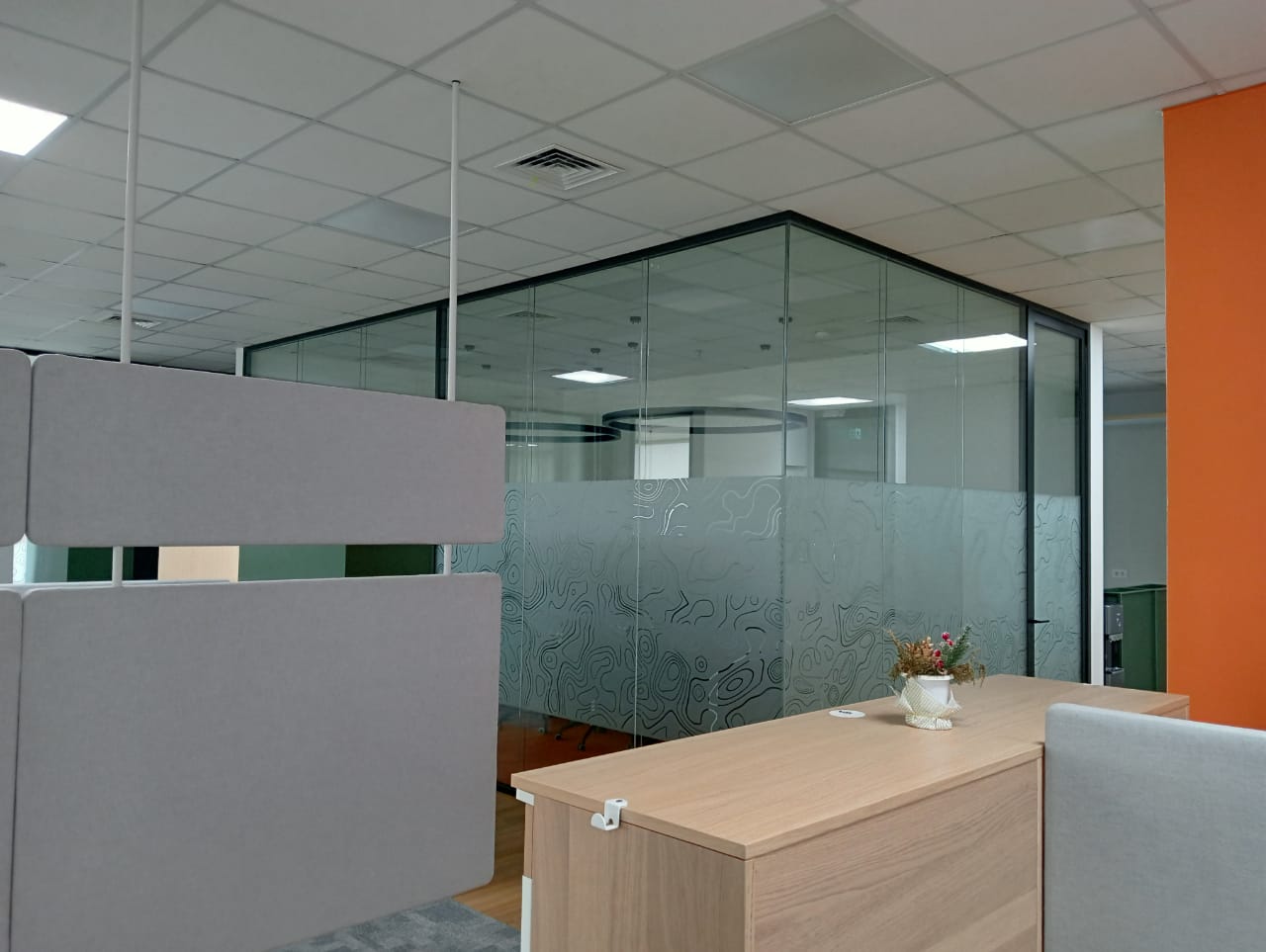 Фотография переговорной со стороны open space Фотография переговорной со стороны open space