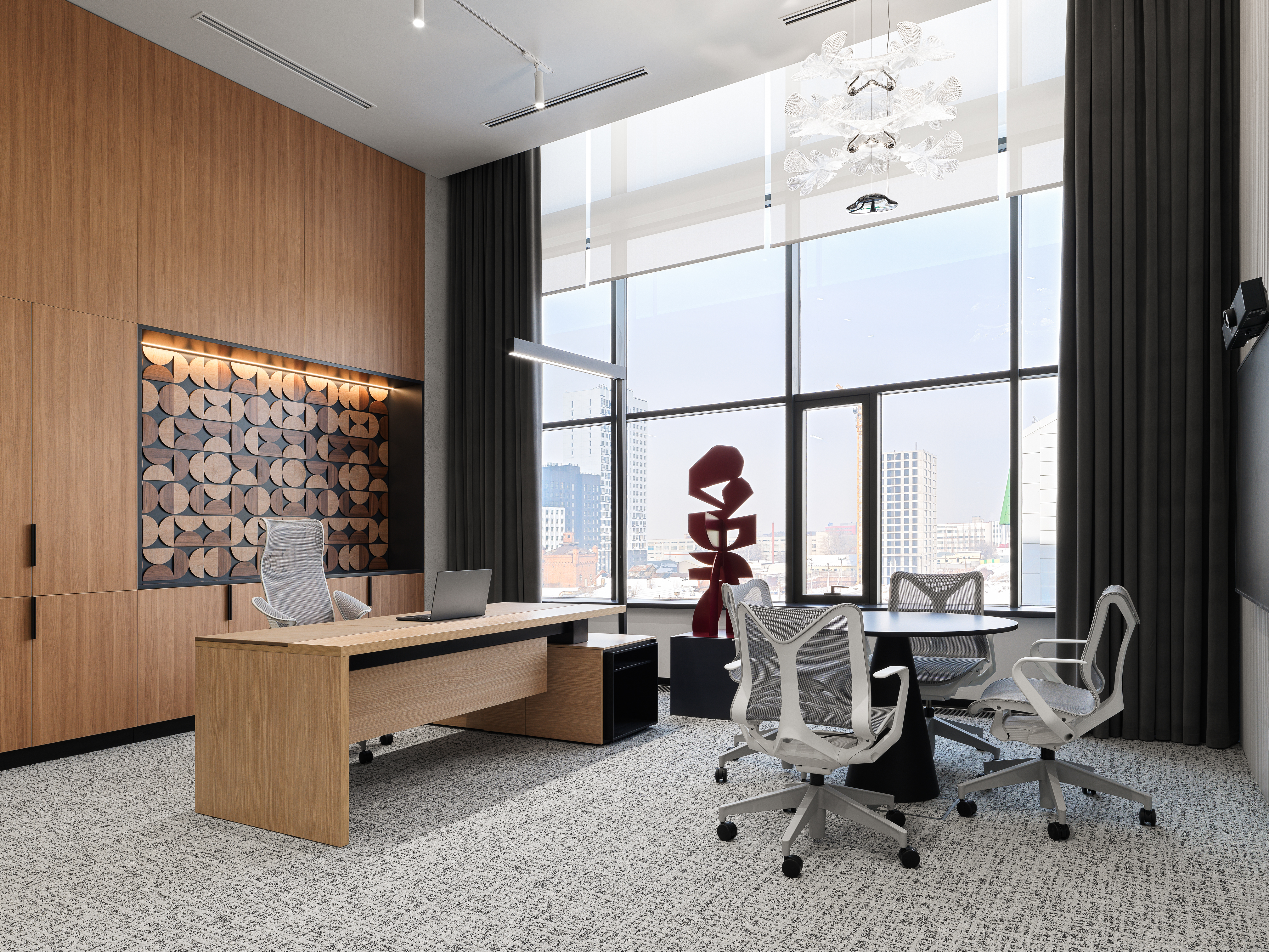 Для современных кабинетов в офисе это необходимость, так как человеку нужна разная освещенность в течение дня Для современных кабинетов в офисе это необходимость, так как человеку нужна разная освещенность в течение дня