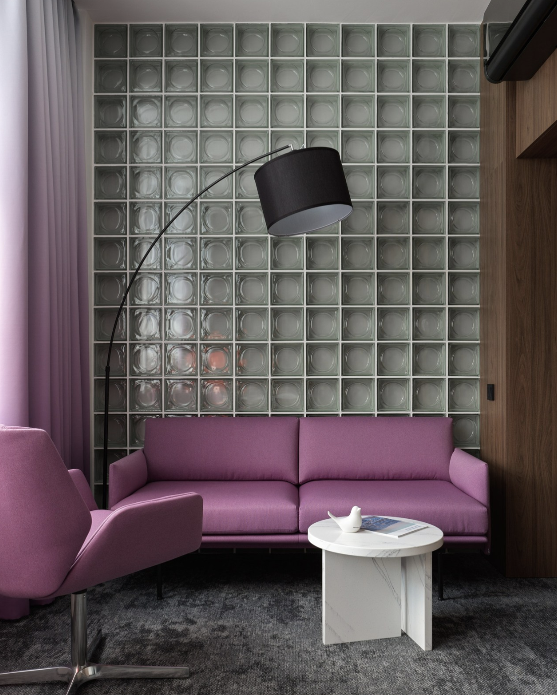 в современном оформлении кабинета руководителя можно предусмотреть небольшой диван или кресло — это место для неформальных встреч в современном оформлении кабинета руководителя можно предусмотреть небольшой диван или кресло — это место для неформальных встреч