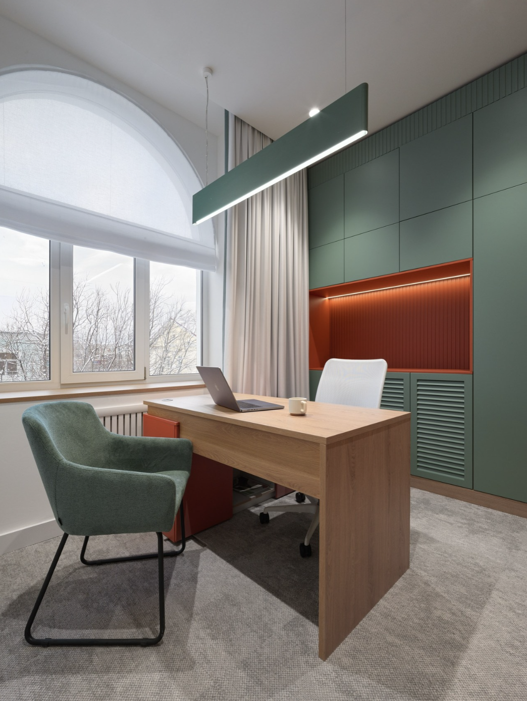 несмотря на растущую популярность открытой планировки, современные кабинеты встречаются в офисе большинства компаний несмотря на растущую популярность открытой планировки, современные кабинеты встречаются в офисе большинства компаний