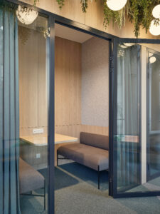 Такие комнаты для звонков есть в офисе «ЕДИНЫЙ ЦУПИС» — их можно использовать для совещаний или оставаться работать в течение дня, как в отдельном кабинете